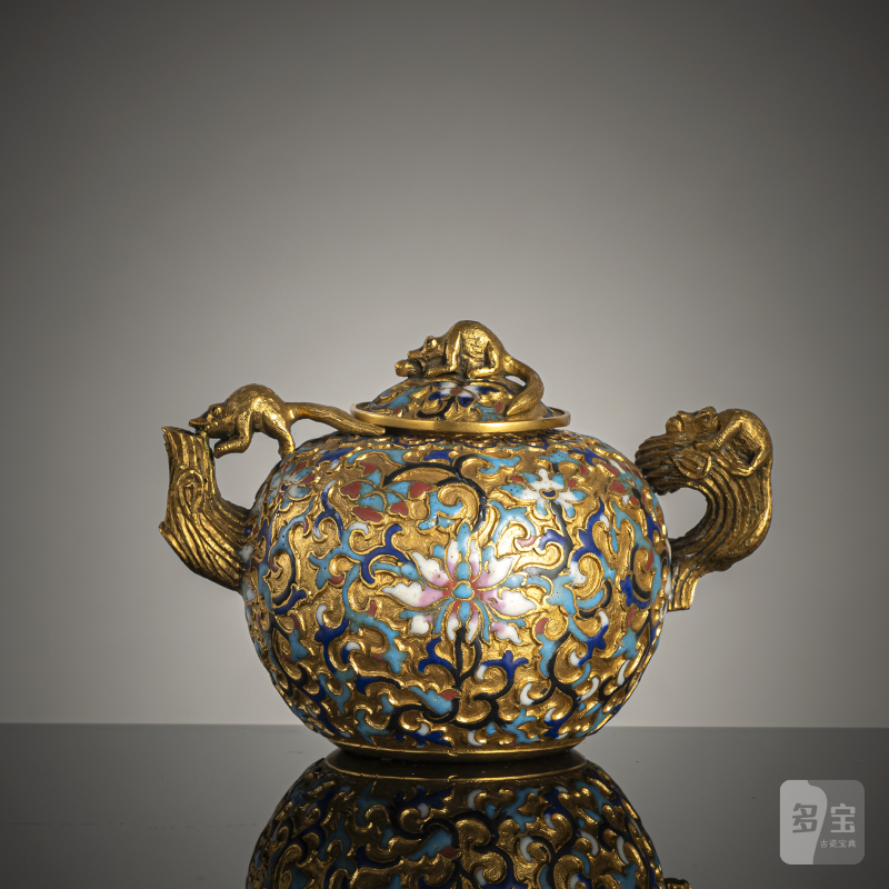 A fine gilt-bronze wine or teapot with champlevé decoration of lotus and foliage, the cover with a squirrel as knob - 图1